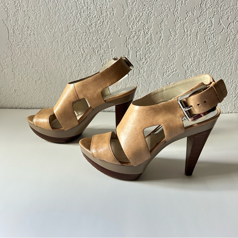 Michael Kors Size 6 Elegant Tan Brown Platform Heels